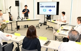 関西の成長を目指して意見交換する斎藤元彦兵庫県知事（左）と吉村洋文大阪府知事＝８日午後、神戸市中央区脇浜海岸通１、人と防災未来センター（撮影・中西幸大）