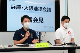 意見交換後、会見で所見を語る兵庫県の斎藤元彦知事（左）と吉村洋文大阪府知事＝８日午後、神戸市中央区脇浜海岸通１、人と防災未来センター（撮影・中西幸大）