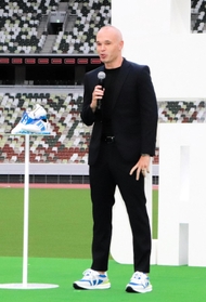 新ブランド発表会で思いを語るアンドレス・イニエスタ選手＝８日午後、東京・国立競技場