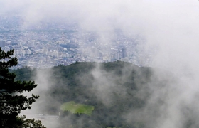 霧や雲に覆われ、異世界のような雰囲気が漂う六甲山上＝９日午前、神戸市灘区六甲山町から（撮影・秋山亮太）