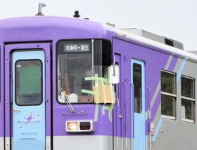 台風１１号の影響で倒木が運転席を直撃した北条鉄道＝９月６日、加西市内