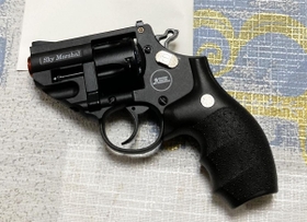 実際の銃と同様の危険性があると判明したおもちゃの銃「スカイマーシャル」（購入者提供）