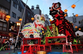 神戸・南京町の中秋節で、３年ぶりに一般客の前で披露された獅子舞＝１０日午後、神戸市中央区元町通１（撮影・長嶺麻子）
