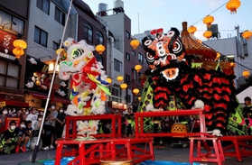 ３年ぶりに一般客の前で行われた神戸・南京町の中秋節。中国獅子舞などが披露された＝１０日夕、神戸市中央区元町通１（撮影・長嶺麻子）