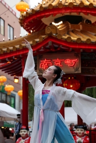 ３年ぶりに一般客の前で行われた神戸・南京町の中秋節。中国舞踊も披露された＝１０日夕、神戸市中央区元町通１（撮影・長嶺麻子）