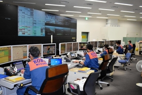 神戸市消防局の管制室。救急、火事を問わず全ての１１９番はここに集約され、通常は５人の担当者が対応する＝神戸市中央区加納町６