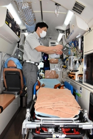 河野裕隊員が乗車する救急車の内部＝神戸市中央区港島３、水上消防署