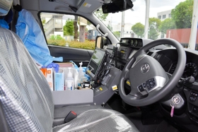 河野裕隊員が乗車する救急車の運転席。感染対策マスクや消毒液などが常備されている＝神戸市中央区港島３、水上消防署