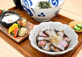 「淡路島台所　五感ダイニングそらと海」の「えびす鯛漬け丼」＝吉備国際大学南あわじ志知キャンパス