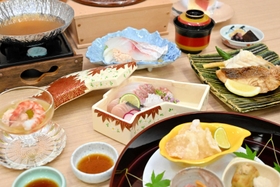 「グランドニッコー淡路　日本料理あわみ」の「えびす鯛づくし会席」＝吉備国際大学南あわじ志知キャンパス