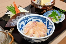 「ウェルネスパーク五色　浜千鳥」の「えびす鯛定食と茶飯」＝吉備国際大学南あわじ志知キャンパス