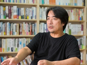 岸政彦さん。沖縄タイムスの大型企画「沖縄の生活史」の共同監修も担当している＝大阪市内（撮影・秋山亮太）