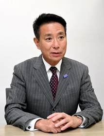 インタビューに答える国民民主党の前原誠司代表代行