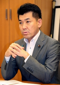 インタビューに答える立憲民主党の泉健太代表