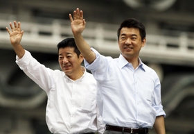 「維新政治」を軌道に乗せた橋下徹氏と松井一郎＝２０１３年７月、大阪市内