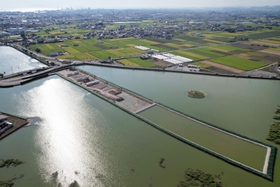 バイパス工事のため、真っ二つになる天満大池＝兵庫県稲美町（ドローンで撮影）
