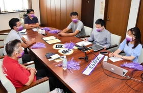 ラジオ放送に臨む３地域のメンバーら＝豊岡市内