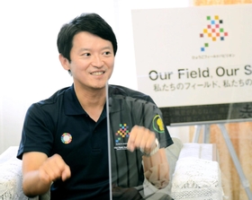 「かなしきデブ猫ちゃん」について作者の早見和真さんから話を聞く斎藤元彦知事＝13日午前、兵庫県庁