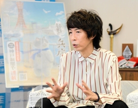 斎藤元彦知事を訪ね、かなしきデブ猫ちゃんの兵庫編について語る早見和真さん＝13日午前、兵庫県庁