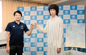 面談終了後、グータッチする斎藤元彦知事（左）と早見和真さん＝13日午前、兵庫県庁