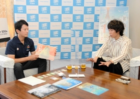 斎藤元彦知事（左）と「かなしきデブ猫ちゃん」について語る早見和真さん＝13日午前、兵庫県庁