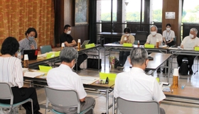 兵庫県立明石公園のあり方を検討する第４回部会で議論する委員たち＝明石市大明石町１