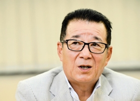 インタビューに答える日本維新の会の松井一郎前代表＝８日、大阪市内（撮影・三木千絵）