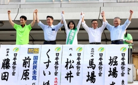 参院選を前に街頭で手を取り合って連携をアピールする松井一郎代表（右から２人目）と馬場伸幸共同代表（右端）、国民民主党の前原誠司代表代行（左から２人目）ら（肩書はいずれも当時）＝６月４日、京都市内