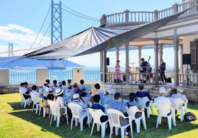 ７月に旧武藤山治邸の屋外テラスで開かれたジャズ演奏会の様子＝神戸市垂水区東舞子町（提供）