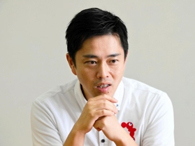 インタビューに答える吉村洋文・日本維新の会共同代表＝大阪市内（撮影・三木千絵）