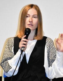 来日直後、ウクライナ映画の上映イベントに出席したナディヤ・ゴラルさん。「ウクライナと日本の相互理解を深めたい」と抱負を語った＝神戸市中央区浪花町