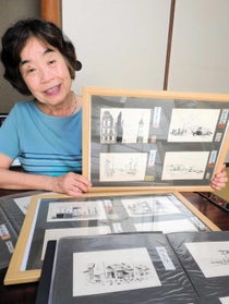 亡き父の「戦災スケッチ画」を手にする長女の足立恵美子さん＝神戸市西区