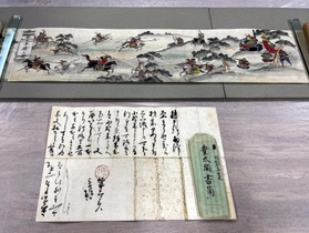 羽柴秀吉が脇坂安治に送った朱印状（手前）。同時に展示する「賤ケ岳七本槍」の絵巻には秀吉と安治が描かれている＝たつの市龍野町上霞城、龍野歴史文化資料館