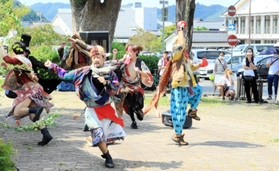 開幕した「豊岡演劇祭２０２２」の成功を祈る舞を披露した劇団のメンバー＝１５日午後、豊岡市出石町内町