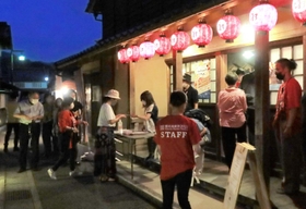 夜の公演を楽しもうと劇場入りする来場者ら＝１５日午後、豊岡市出石町（撮影・石川翠）