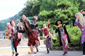 演劇祭の成功などを祈願してパフォーマンスを披露する劇団員＝１５日午後、豊岡市出石町内町（撮影・丸山桃奈）