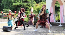 演劇祭の成功などを祈願してパフォーマンスを披露する劇団員＝１５日午後、豊岡市出石町内町（撮影・丸山桃奈）