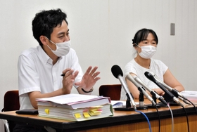 加古川労働基準監督署による文書廃棄について説明する谷真介弁護士ら＝１５日午後、神戸市中央区多聞通２