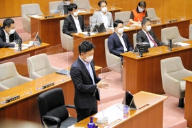 政務活動費の不適切処理問題に抗議するため一部の議員が退席した議場で一般質問をする光本圭佑市議＝尼崎市議会