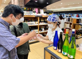 今年の販売が始まった「地エネの酒　環」＝神戸阪急