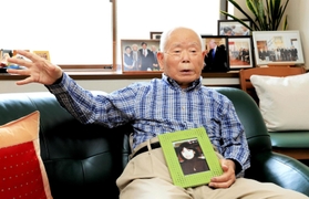 日朝首脳会談から２０年を前に恵子さんへの思いを語る有本明弘さん＝神戸市長田区
