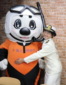 海上保安庁のマスコットに抱きつくフィギュアスケートの坂本花織選手＝神戸市中央区磯上通４