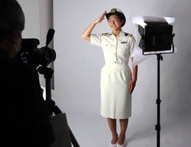 海保の制服姿でポスター撮影に臨むフィギュアスケートの坂本花織選手＝神戸市中央区磯上通４