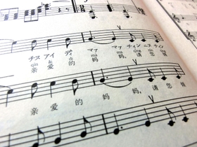 張文乃さんが編さんした「中国女声合唱曲集」。中国語が分からない日本人でも歌いやすいよう工夫されている＝神戸市中央区