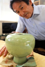 エリザベス女王ゆかりの花器を取り出す津名東小の稲室直樹校長＝淡路市生穂