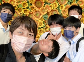 今年６月の修学旅行で教え子と笑みを浮かべる渋谷優美さん（左から２人目）＝徳島県内（本人提供）