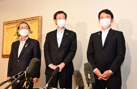 神戸空港の国際化の合意を受け、取材に応じる（右から）斎藤元彦兵庫県知事、久元喜造神戸市長、家次恒神戸商議所会頭＝１８日午後、大阪市北区中之島６（撮影・中西幸大）