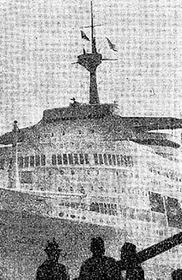 半旗を掲げて神戸港に入港した英国船（１９６７年１０月３１日の神戸新聞夕刊より）