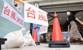 台風１４号の接近で準備された土のう＝１９日午前１０時１８分、神戸市中央区（撮影・吉田敦史）