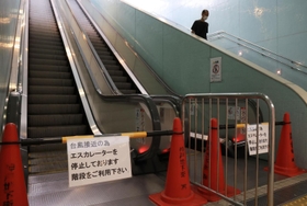 台風１４号の接近で止められたエスカレーター＝１９日午前１０時２１分、神戸市中央区（撮影・吉田敦史）